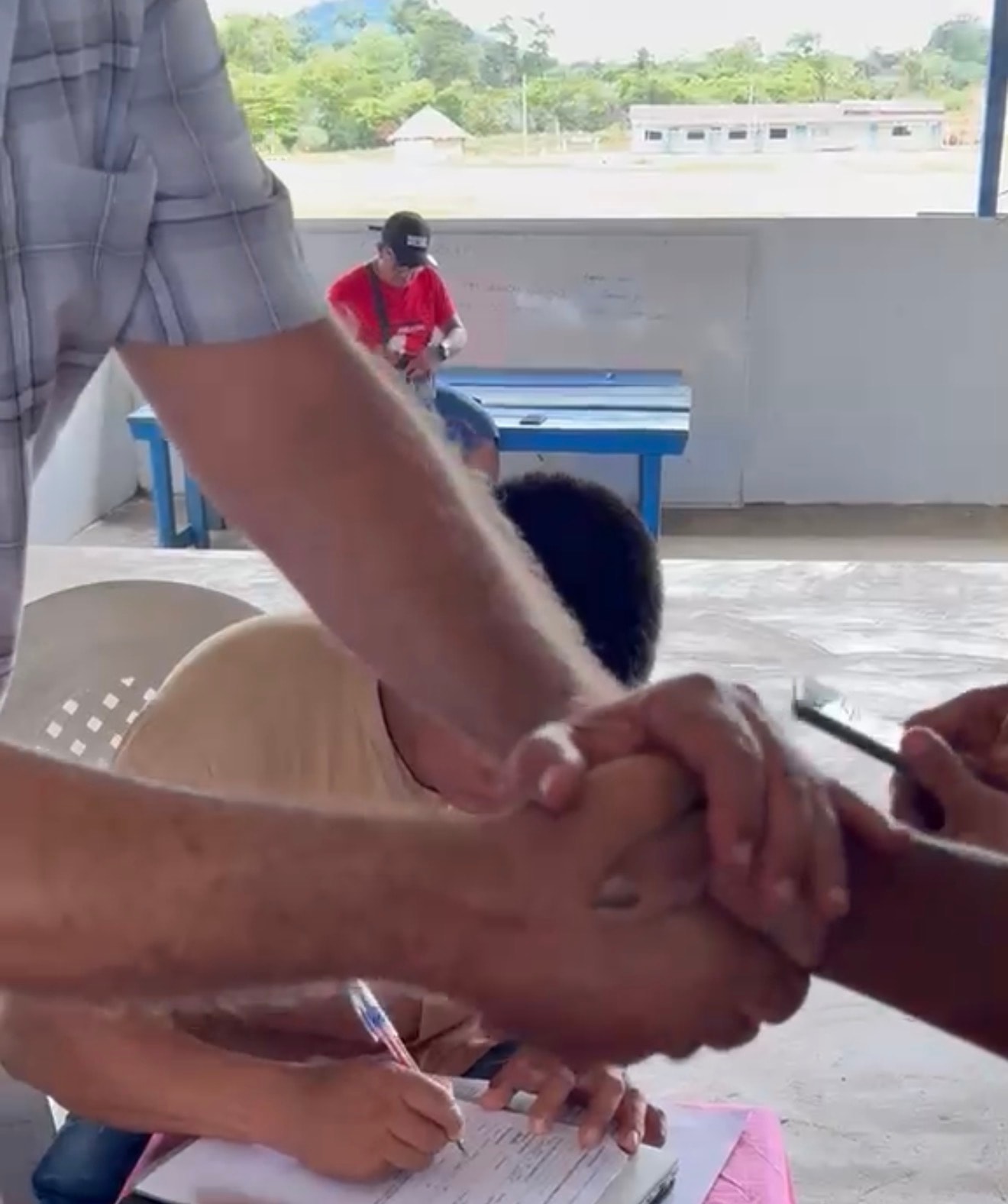 Handshake at mandate signing — Alto Rio Negro, Baniwa community