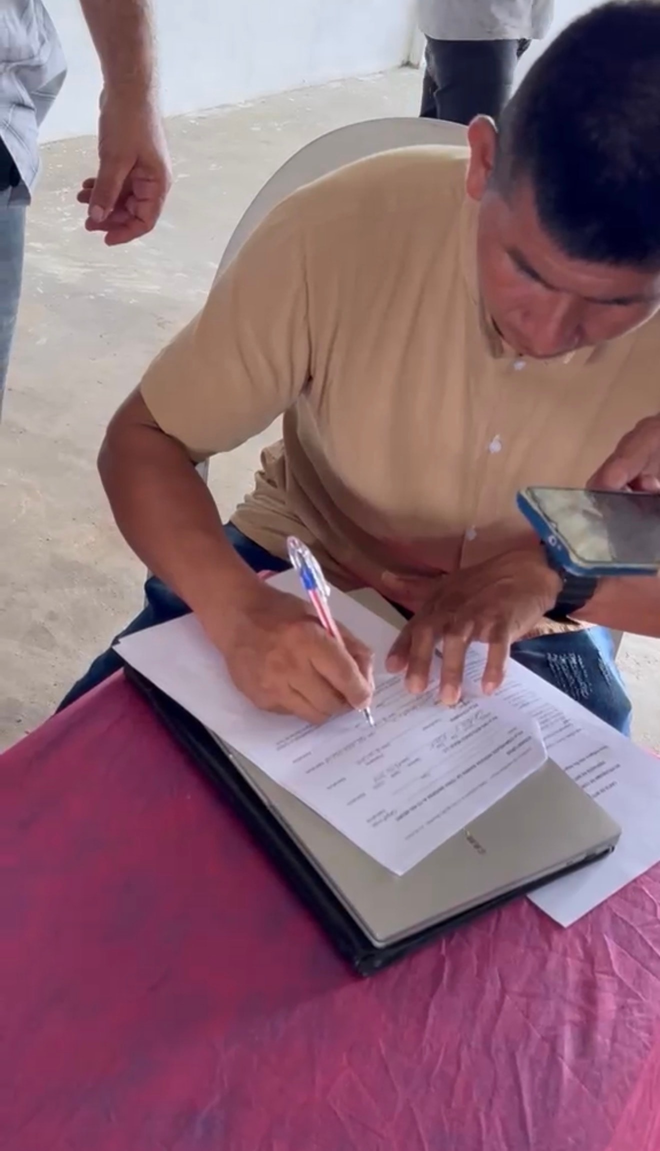 Community leader signing the mandate — Belém, Alto Rio Negro
