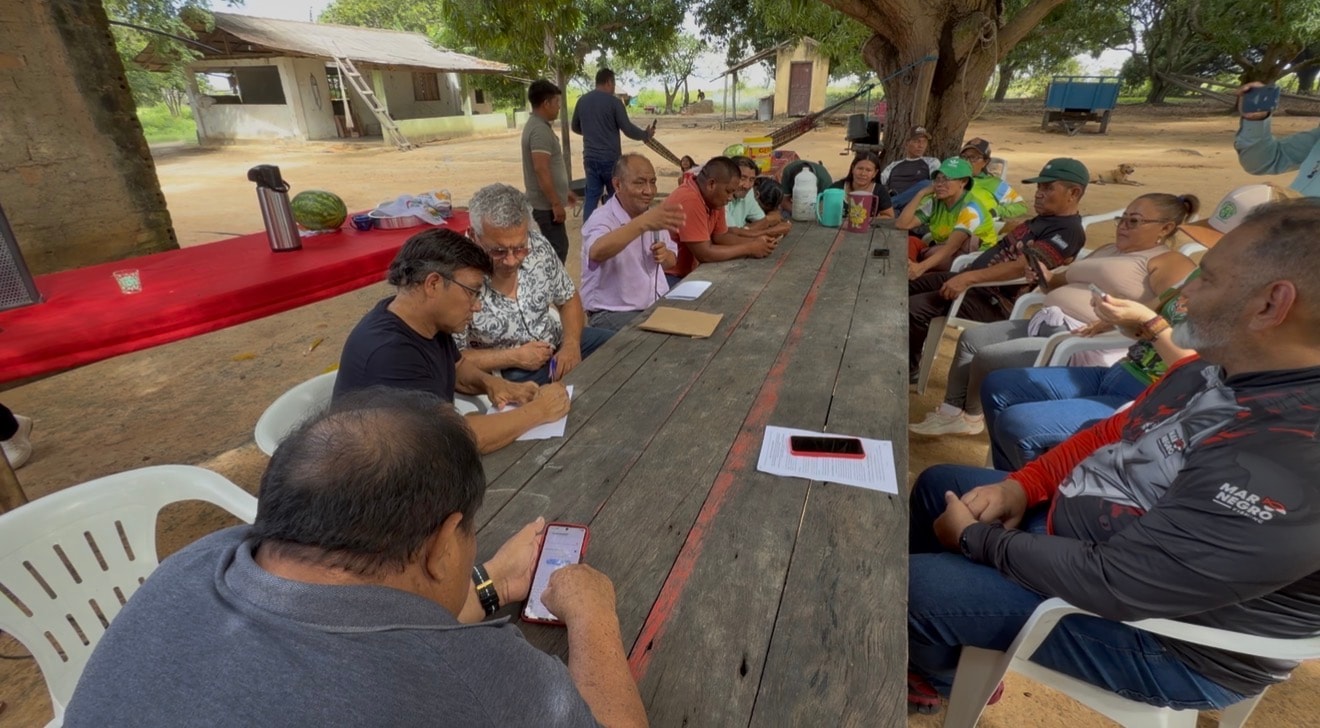 Community leader signing the mandate at Raposa Serra do Sol