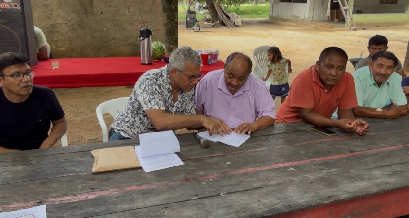 Full delegation gathered at the signing table, Raposa Serra do Sol